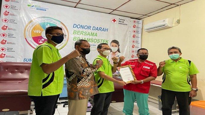 Kepala Kantor BPJAMSOSTEK Muaraenim Ruszian Dedy dan Tim PMI Muara Enim menunjukan hasil kerjasama kegiatan donor darah, Sabtu (21/8/2021).