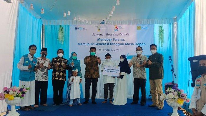 Ketua YBM PLN UIW S2JB Kiagus Fauzi dan General Manager PLN UIW S2JB Bambang Dwiyanto berfoto bersama tim PLN dan Pemerintah setempat dalam rangka pemberian Santunan Beasiswa Yatim dan Dhuafa, Jumat (22/10/2021).