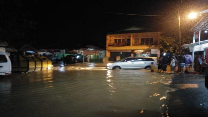 Kondisi air yang meluap membuat jalan tidak bisa dilintasi.