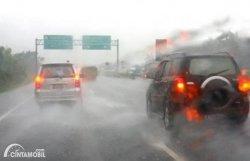Perlu tidak Menyalakan Lampu Hazard Saat Ngerem Mendadak di Jalan Tol?