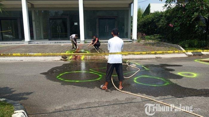 Lokasi dua pria ditemukan tewas di depan gerbang perumahan The Green Mutiara, Bandar Buat, Kecamatan Lubuk Kilangan, Kota Padang, Sumatera Barat, Selasa (8/9/2020).