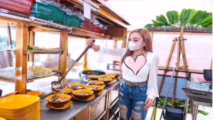 Madam Dewin saat meracik sendiri pesanan bakso pelanggan