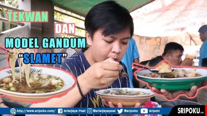 Salah seorang pengunjung tengah menikmati tekwan