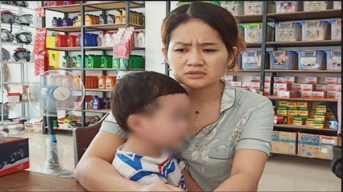 Melisa, istri JT tersangka penganiaya RS Siloam Sriwijaya saat ditemui awak media di toko sparepart milknya yang berada di Kayuagung, Kabupaten Ogan Komering Ilir, Sabtu (17/4/2021) /TRIBUN SUMSEL/WINANDO DAVINCHI