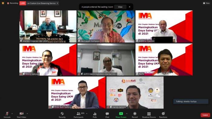 Menteri Koperasi dan UKM Drs. Teten Masduki (kiri atas), President Indonesia Marketing
Association (IMA) Suparno Djasmin (kanan atas), Honorary Founding Chairman of IMA
Hermawan Kartajaya (tengah atas) dan Sesmen KUKM Arif Rahman Hakim (tengah) berfoto
bersama pengurus IMA Pusat dan chapter serta pembicara Didik B. Santoso sebagai Direktur
Utama PT Metranet (kiri bawah) dan Hendy Setiono sebagai Founder and Group Chief
Executive Officer (CEO) of Baba Rafi Enterprise (kanan bawah).