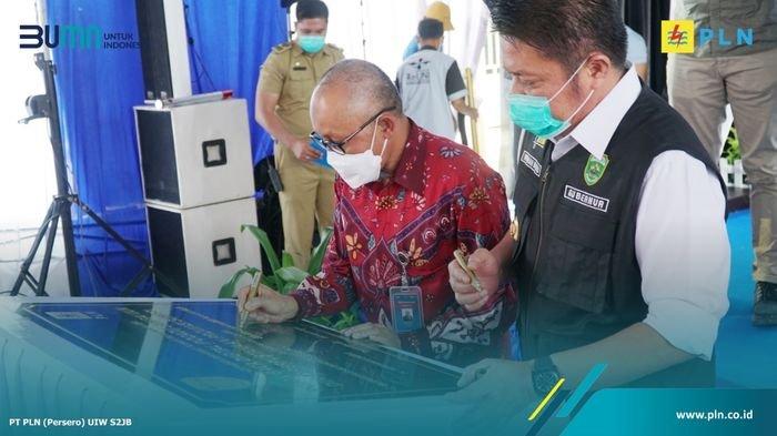 Gubernur Provinsi Sumatera Selatan Herman Deru & General Manager PT PLN UIW S2JB Daryono meresmikan pondok baca digital Sungai Ijuk, Kamis (21/1/2021).