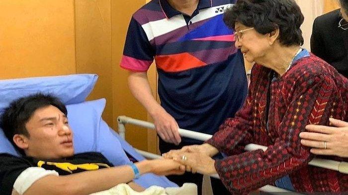 Pebulu tangkis tunggal putra nomor satu dunia asal Jepang, Kento Momota, terbaring di kasur pasien di Rumah Sakit Putrajaya, Malaysia, usai menjadi salah satu korban kecelakaan lalu lintas di Maju Expressway (MEX) dalam perjalanan menuju Bandara Internasional Kuala Lumpur, Senin (13/1/2020).