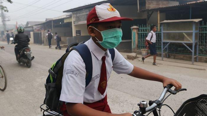 iLUTRASI Seorang siswa saat pergi sekolah. Gambar diambil beberapa waktu lalu.