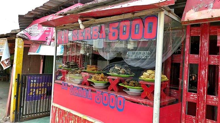 Warung Nasi Padnag milik Pak Ujang yang berlokasi di di Jalan Sultan Moh. Mansyur No. 334, Bukit Lama, Ilir Barat I, Palembang.