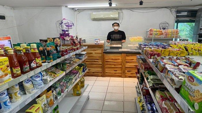 Omi Mart menjual jajanan ala mini market.