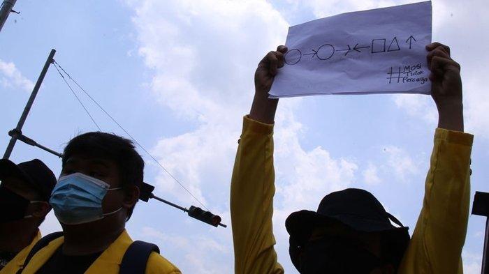 Demo penolakan UU Cipta Kerja di Palembang.