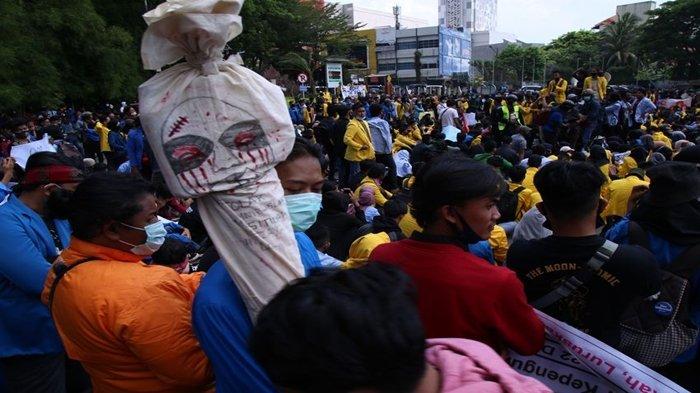 Demo penolakan UU Cipta Kerja di Palembang.
