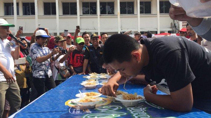 Para Peserta Lomba Makan Mie Ayam Kempal