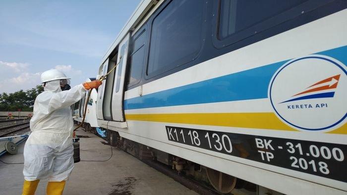 Para petugas melakukan penyemprotan disinfektan (bahan kimia yang digunakan untuk mencegah terjadinya infeksi) pada enam trainset LRT di Depo Jakabaring Palembang, Selasa (10/3/2020).