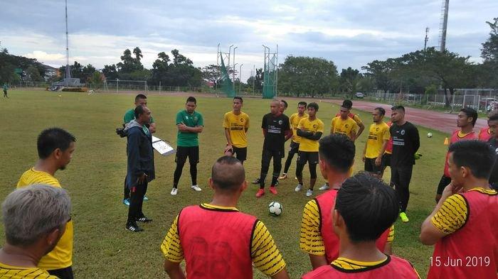 Pelatih Kas Hartadi saat memberikan arahan kepada para pemain Sriwijaya FC dalam latihan Sabtu (15/6/2019)