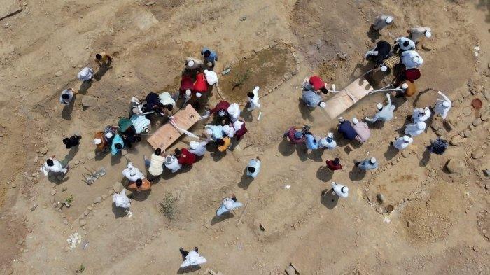 Foto udara suasana pemakaman warga Muslim yang meninggal karena Covid-19 di New Delhi, India.