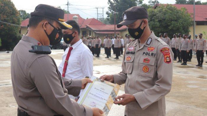 Sebanyak 28 personil Polres Musirawas menerima penghargaan dari Kapolres Musirawas AkBP Efrannedy, Senin (22/2/2021). Para personil yang diganjar penghargaan ini dari Satuan Reskrim, Satuan Narkoba, Bagian Sumda dan Polsek Muara Lakitan.