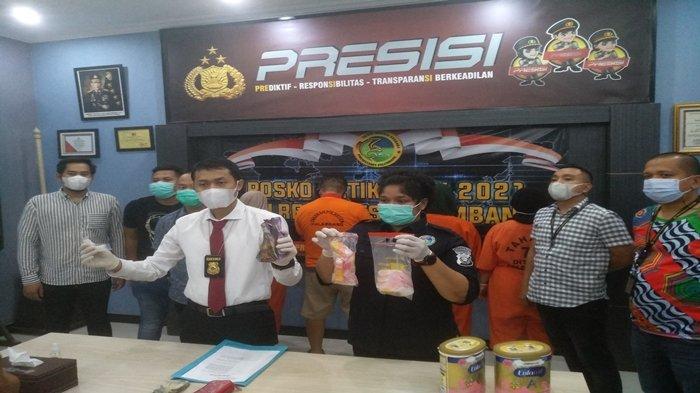 Kasat Narkoba Polrestabes Palembang, AKBP Andi Supriadi, saat menggelar tersangka 1 keluarga, bisnis sabu, salah satunya oknum Perawat di Palembang, Senin (21/6/2021).