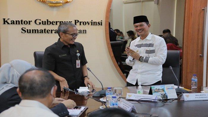 Pj Sekda Provinsi Sumatera Selatan H SA Supriono dan Walikota Palembang H Harnojoyo ketika hendak melaksanakan rapat di Kantor Gubernur Sumsel.