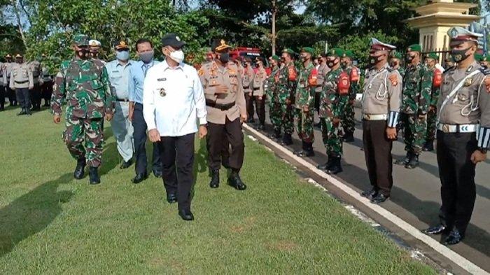 Plh Bupati OKU Drs H Edward Candra MH selaku Pimpinan Apel memeriksa barisan peserta Apel Operasi ketupat Musi 2021