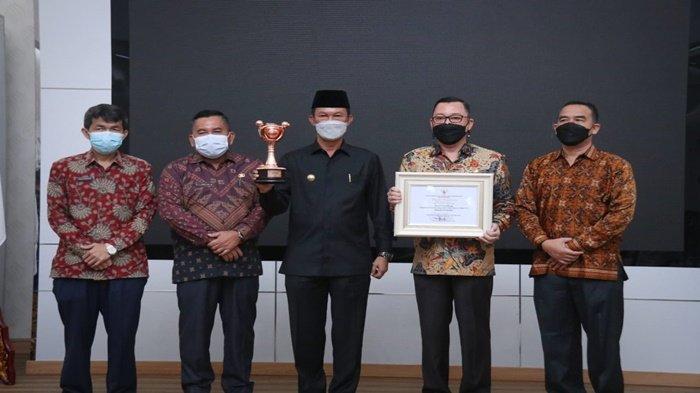 Walikota Palembang H Harnojoyo dan kepala Dinas Pemberdayaan Perempuan dan Perlindungan Anak Kota Palembang Sadruddin Hajar didampingi pejabat lainnya memegang Penghargaan Anugerah Parahita Ekapraya (APE) Tahun 2020 Kategori Pratama dari Menteri Pemberdayaan Perempuan dan Perlindungan Anak (PPPA), I Gusti Ayu Bintang Darmawati.