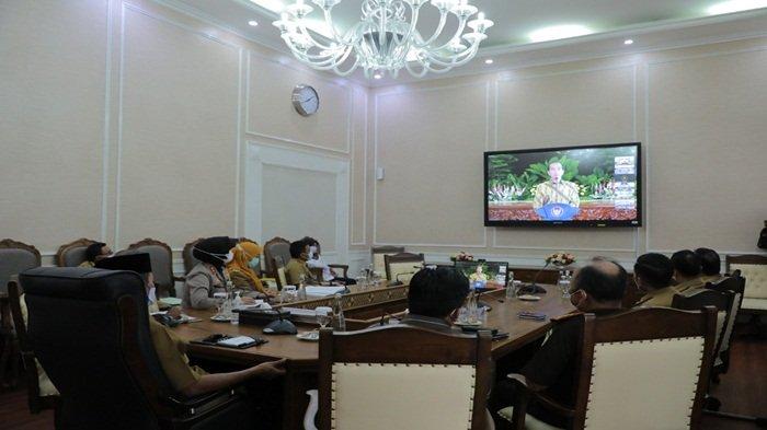 Presiden RI H Joko Widodo memimpin rapat diikuti Walikota Palembang H Harnojoyo dan Kepala Daerah seluruh Indonesia melalui Video Conference (Vidcon) Via Aplikasi Zoom Cloud Meeting