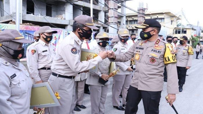 Ucapan Selamat - Kapolda Sumsel Irjen Pol Prof Dr Eko Indra Heri ,S MM didampingi Wakapolda Sumsel Brigjend Pol Rudi Setiawan Sik SH MH dan PJU Polda Sumsel memberikan ucapan selamat Personel Polda sumsel yang berprestasi dan Pemenang Lomba Hut Korpri ke 49.