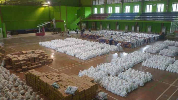 Merayakan Hari Ulang Tahun (HUT) ke-40 PT Bukit Asam Tbk (PTBA) membagikan 9 ribu paket sembako untuk kaum dhuafa dan keluarga yang berekonomian kurang mampu di wilayah ring satu operasional perusahaan di Kabupaten Muara Enim dan Lahat.