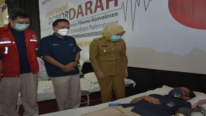 Ketua PMI Kota Palembang sekaligus Wakil Walikota Palembang, Fitrianti Agustinda meninjau langsung bakti sosial dan donor darah yang digelar oleh PT Pusri.