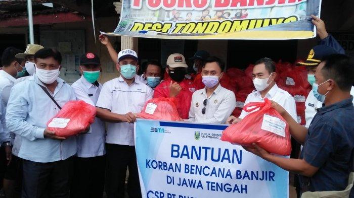 Sebagai bentuk kepedulian kepada korban banjir di Kabupaten Pati Jawa Tengah, PT Pupuk Sriwidjaja Palembang (Pusri) mendistribusikan bantuan kepada warga desa di Kecamatan Jakenan Pati pada Rabu (04/02/2021).
