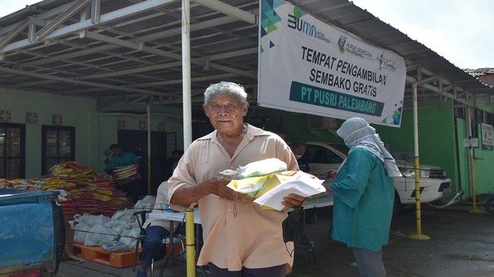 Salah satu warga yang sudah mengikuti vaksisasi di Gedung Serba Guna Komplek PT Pusri Palembang, mengambil sembago gratis, Kamis (25/11/2021).