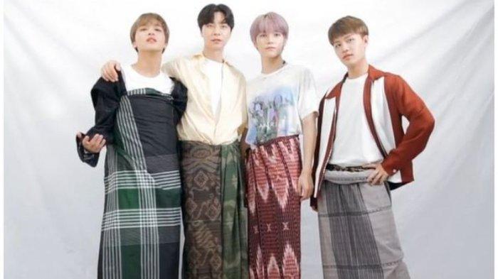 Kocaknya gaya member NCT 2 pakai sarung