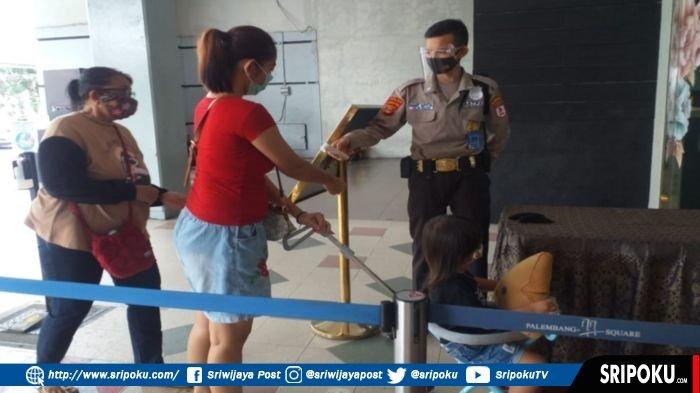 Satpam di salah satu mal di Kota Palembang yang sudah menggunakan seragam dinas mirip dengan seragam Polri, Selasa (23/2/2021).