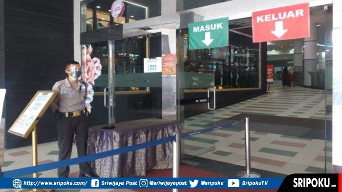 Satpam di salah satu mal di Kota Palembang yang sudah menggunakan seragam dinas mirip dengan seragam Polri, Selasa (23/2/2021).