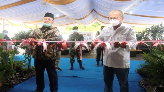 Direktur Utama PT Bukit Asam Tbk Arviyan Arifin dan Bupati Muara Enim H. Juarsah SH melakukan pemotongan pita peresmian penggunaan Asam International School, Kamis (14/1/2021).