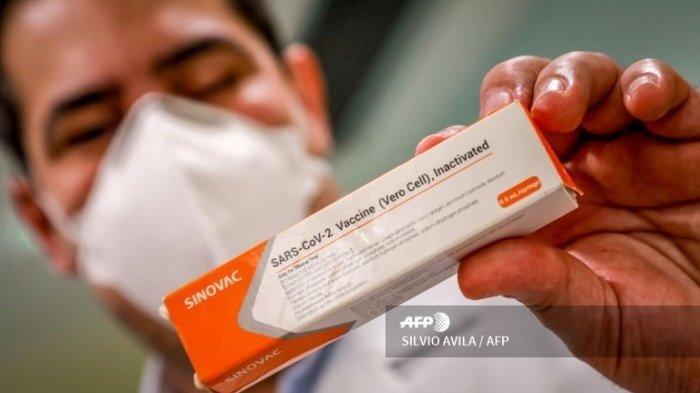 Seorang dokter menunjukkan kotak vaksin virus corona Covid-19 yang diproduksi oleh perusahaan China Sinovac Biotech. Kota Depok kota pertama yang akan menerima vaksin itu