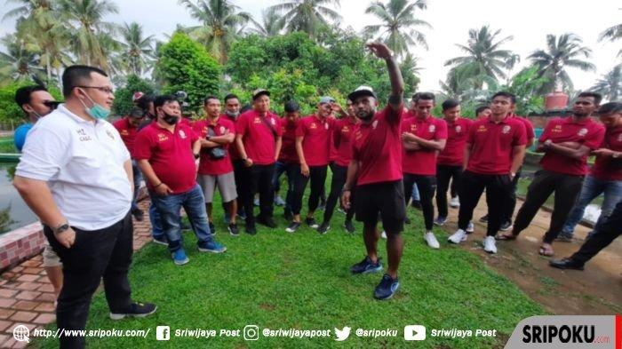 Striker Sriwijaya FC Mario Albertho Aibekob (depan) diminta menyampaikan cerita lucunya pada acara perpisahan libur tim di Kolam Pemancingan Numa Garden Resto, Pasir Putih Km 17, Banyuasin, Minggu (25/10/2020) sore.