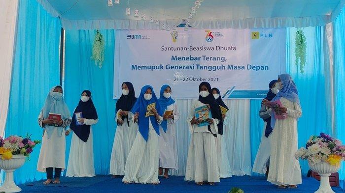 Tampak anak-anak putri tampil menari dengan memegang sebuah buku, sebagai bentuk ikut serta merayakan Hari Listrik Nasional bersama Yayasan Baitul Maal (YBM) PLN UIW S2JB di Rumah Susun 26 Ilir yang menjadi Kampung Literasi Komunitas GENLITA (Generasi Literasi Taat Al-Qur’an) Jumat (22/10/2021).