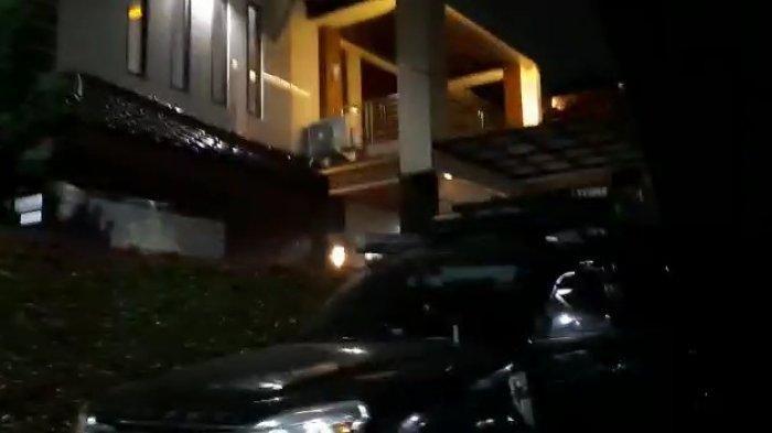 Kediaman Munarman di Klaster Lembah Pinus, Perumahan Modern Hills, Pondok Cabe Udik, Pamulang, Kota Tangsel, terlihat lengang dari aktifitas pemiliknya.