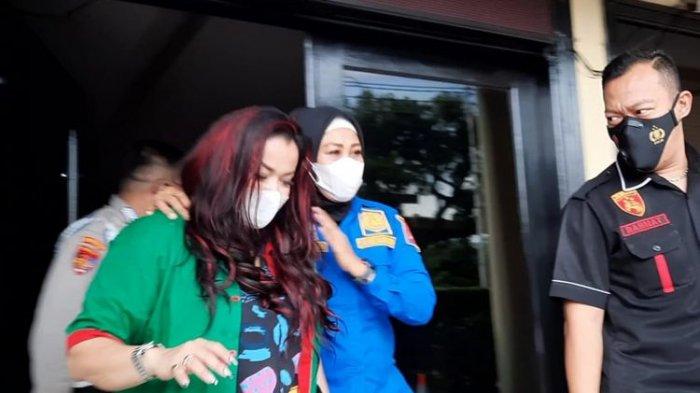 Tersangka Jennifer Jill di Polres Jakarta Barat, Kamis (18/2/2021). (KOMPAS.com/BAHARUDIN AL FARISI)