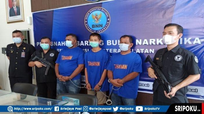 Tersangka kasus sabu-sabu yakni Saiful Bahri (39, ketiga dari kiri) merupakan mantan anggota dewan di Aceh bersama Lekat (27) dan Suhaimi (56) diamankan di BNNP Sumsel, Rabu (3/3/2021).