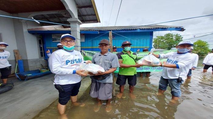 Sebagai bentuk kepedulian pada masyarakat di Kalimantan Selatan yang terdampak banjir, tim penjualan PT Pupuk Sriwidjaja (Pusri) Kalselteng menyalurkan bantuan, Senin (1/2/2021).