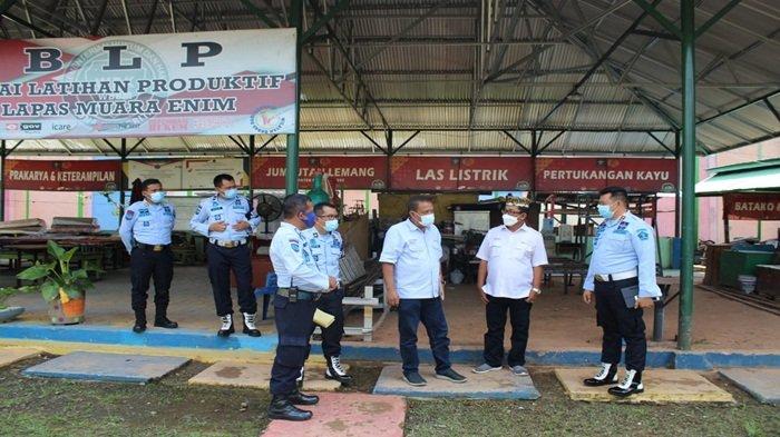 Tim PTBA tersebut dipimpin oleh Asisten Bina Lingkungan dan Komunitas Hartoyo dan rombongan berkunjung ke Lapas kelas IIB Muara Enim disambut oleh Kepala Lembaga Pemasyarakatan Kelas IIB Muara Enim, Herdianto dan staff.