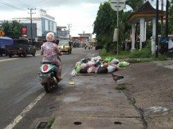 Dua Hari tak Diangkut Sampah di Kawasan Jalan Yos Sudarso Menumpuk