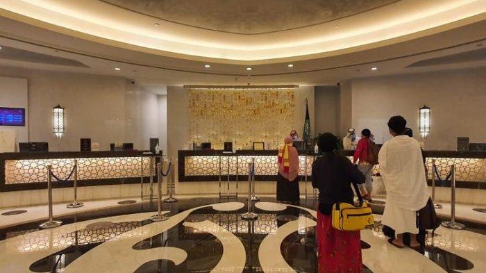 Jemaah umrah perdana asal Indonesia tiba di hotel karantina di Mekkah, Arab Saudi, Minggu (1/11/2020)