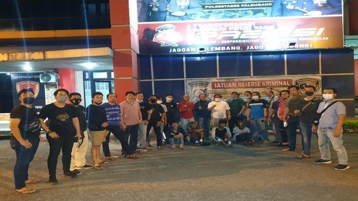 Jajaran Unit Pidum dan Tekab 134 Polrestabes Palembang, dipimpin Kasat Reskrim Kompol Edi Mulyana, dan Kanit Pidum AKP Robert Siombing, meringkus 4 pelaku penodongan di atas Ampera di dua TKP, tadi malam.