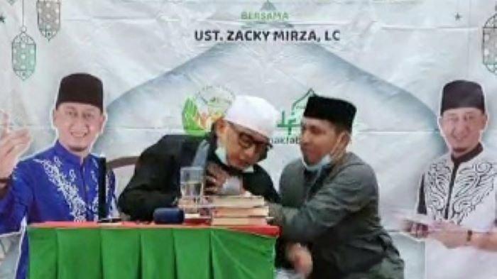 Ustaz Zacky Mirza diketahui pingsan ketika sedang memberi dakwah di Pekanbaru, Riau, Minggu (18/4/2021) malam.