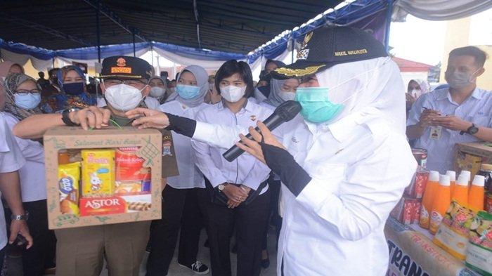 Wakil Walikota Palembang, Fitrianti Agustinda bersama Satpol PP memperlihatkan barang di pasar bazar