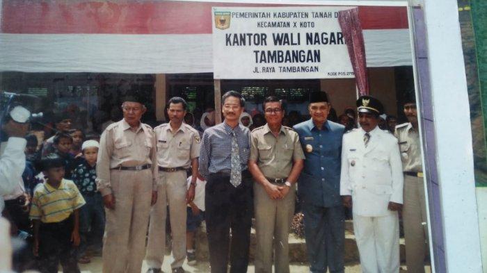 Kenang-kenangann pembina Adat Sumsel saat berkunjung pas pelantikan wali nagari. Awal berlakunya uu 22 / 1999.