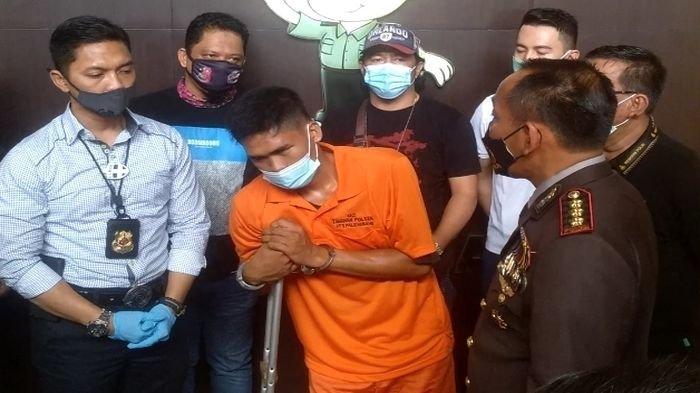 Yanto pelaku pembunuhan Titi Handayani saat dihadirkan di Polrestabes Palembang, Selasa (10/11/2020)